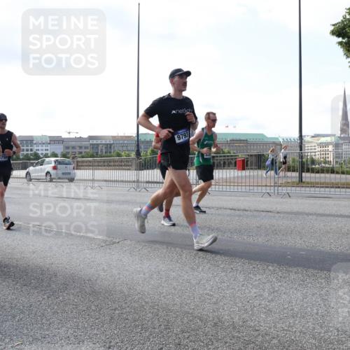 29.06.2025 - hella hamburg halbmarathon Lena Gebhardt http://msf.ph/oto/8244286 29.06.2025 09:56:29 Lombardsbrücke 1061, 1257, 1452, 1460, 1496, 1499, 1502, 1507, 1592, 1628, 1833, 1877, 2013, 2058, 2082, 2083, 2208, 2260, 2378, 2504, 2771, 2953, 2996, 3060, 3256, 3296, 3310, 3652, 4065, 4077, 4377, 4404, 4557, 4635, 4711, 4833, 5482, 5600, 5607, 5839, 5978, 6115, 6134, 6168, 6286, 6511, 6512, 6561, 6562, 7178, 7332, 7383, 7475, 7583, 7943, 8261, 8335, 8361, 8514, 8587, 8618, 8921, 8968, 8989, 8996, 9246, 9537, 9597, 9638, 10596 meine-sportfotos.de
