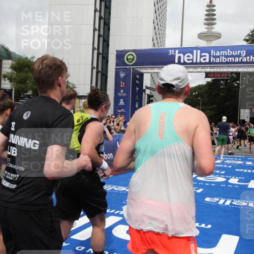 29.06.2025 - hella hamburg halbmarathon Michael Strokosch http://msf.ph/oto/8244289 29.06.2025 10:56:25 Ziel 3048, 4029, 5672, 7547, 7742, 9622, 9903, 11231, 11309, 12348, 15300, 15818, 16375, 18117, 18495, 18652, 18741, 19152 meine-sportfotos.de