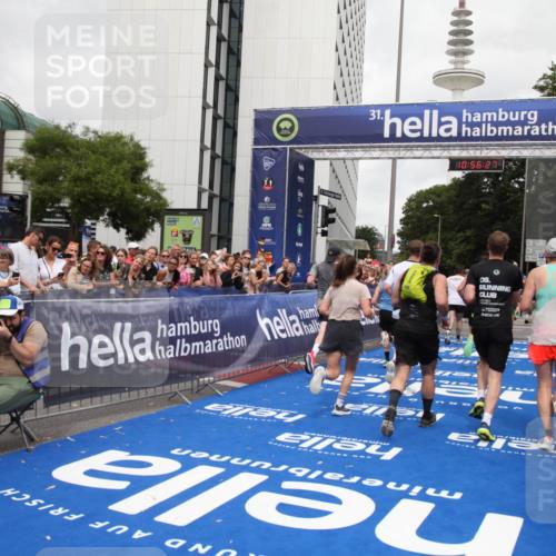 29.06.2025 - hella hamburg halbmarathon Michael Strokosch http://msf.ph/oto/8244311 29.06.2025 10:56:26 Ziel 3048, 4029, 5672, 7547, 7742, 8863, 9622, 10665, 11231, 11309, 15300, 15818, 16375, 18117, 18495, 18652, 18741 meine-sportfotos.de