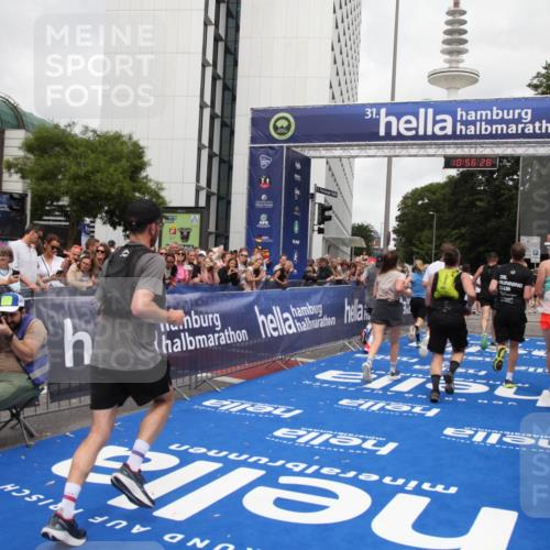 29.06.2025 - hella hamburg halbmarathon Michael Strokosch http://msf.ph/oto/8244326 29.06.2025 10:56:27 Ziel 3048, 4029, 5672, 7547, 7742, 8863, 9622, 10665, 11231, 11309, 15300, 15818, 16375, 18117, 18495, 18652, 18741 meine-sportfotos.de