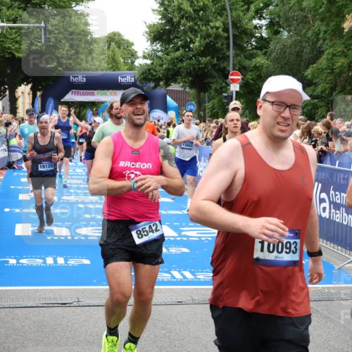 29.06.2025 - hella hamburg halbmarathon Zöllner http://msf.ph/oto/8244330 29.06.2025 10:56:41 Ziel 2083, 3413, 4152, 5721, 6416, 6759, 7037, 7646, 8311, 8542, 8652, 8744, 9488, 9562, 11083, 11870, 12509, 13863, 15145, 17259, 18340, 18899, 19120 meine-sportfotos.de