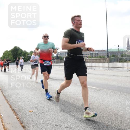 29.06.2025 - hella hamburg halbmarathon Lena Gebhardt http://msf.ph/oto/8244332 29.06.2025 10:09:55 Lombardsbrücke 1052, 1456, 1483, 1513, 1548, 1823, 3921, 4592, 5511, 7058, 7081, 7333, 7636, 8090, 8685, 8890, 9150, 9297, 9306, 9366, 9434, 9674, 9781, 9988, 10036, 10943, 11027, 12255, 12509, 12567, 13739, 15697, 16191, 16445, 16455, 16688, 16918, 17148, 17630, 17899, 18076, 18196, 18440, 18707, 19242 meine-sportfotos.de