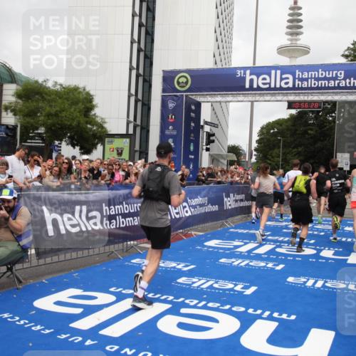 29.06.2025 - hella hamburg halbmarathon Michael Strokosch http://msf.ph/oto/8244343 29.06.2025 10:56:27 Ziel 3048, 4029, 5672, 7547, 7742, 8863, 9622, 10665, 11231, 11309, 15300, 15818, 16375, 18117, 18495, 18652, 18741 meine-sportfotos.de