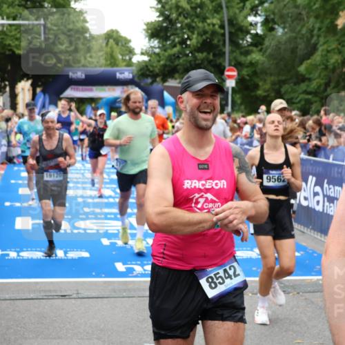 29.06.2025 - hella hamburg halbmarathon Zöllner http://msf.ph/oto/8244364 29.06.2025 10:56:42 Ziel 2083, 4152, 5721, 6416, 6759, 7037, 7646, 8311, 8744, 9488, 9562, 11083, 11870, 12509, 13863, 15145, 15712, 16043, 16121, 17259, 18340, 18899, 19120 meine-sportfotos.de