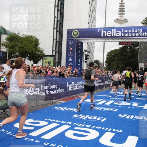 29.06.2025 - hella hamburg halbmarathon Michael Strokosch http://msf.ph/oto/8244366 29.06.2025 10:56:27 Ziel 3048, 4029, 5672, 7547, 7742, 8863, 9622, 10665, 11231, 11309, 15300, 15818, 16375, 18117, 18495, 18652, 18741 meine-sportfotos.de
