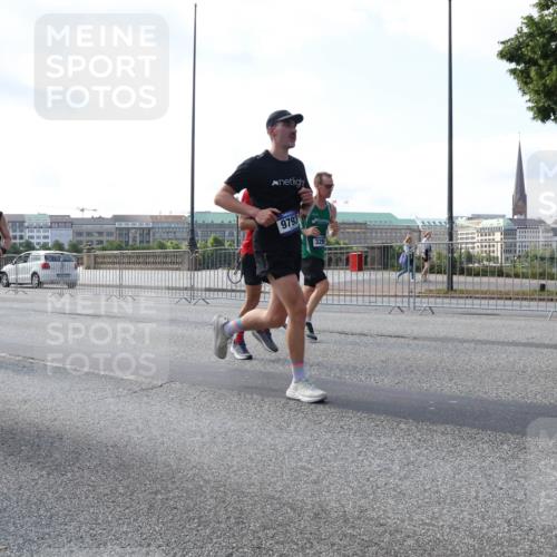 29.06.2025 - hella hamburg halbmarathon Lena Gebhardt http://msf.ph/oto/8244378 29.06.2025 09:56:29 Lombardsbrücke 1061, 1257, 1452, 1460, 1496, 1499, 1502, 1507, 1592, 1628, 1833, 1877, 2013, 2058, 2082, 2083, 2208, 2260, 2378, 2504, 2771, 2953, 2996, 3060, 3256, 3296, 3310, 3652, 4065, 4077, 4377, 4404, 4557, 4635, 4711, 4833, 5482, 5600, 5607, 5839, 5978, 6115, 6134, 6168, 6286, 6511, 6512, 6561, 6562, 7178, 7332, 7383, 7475, 7583, 7943, 8261, 8335, 8361, 8514, 8587, 8618, 8921, 8968, 8989, 8996, 9246, 9537, 9597, 9638, 10596 meine-sportfotos.de