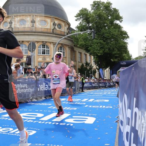 29.06.2025 - hella hamburg halbmarathon Strokosch-Dieckow http://msf.ph/oto/8244390 29.06.2025 10:38:06 Ziel 2849, 5091, 7743, 8091, 9944, 11049, 11952, 12915, 14274, 14688, 15382, 16698, 17623, 18986 meine-sportfotos.de