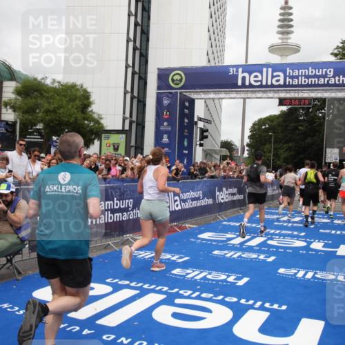 29.06.2025 - hella hamburg halbmarathon Michael Strokosch http://msf.ph/oto/8244395 29.06.2025 10:56:28 Ziel 3048, 4029, 5672, 7742, 8863, 9622, 10665, 11231, 11309, 15300, 15818, 16375, 17734, 18117, 18495, 18652, 18741 meine-sportfotos.de