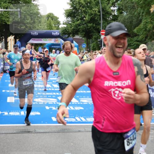29.06.2025 - hella hamburg halbmarathon Zöllner http://msf.ph/oto/8244403 29.06.2025 10:56:42 Ziel 2083, 4152, 5721, 6416, 6759, 7037, 7646, 8311, 8744, 9488, 9562, 11083, 11870, 12509, 13863, 15145, 15712, 16043, 16121, 17259, 18340, 18899, 19120 meine-sportfotos.de