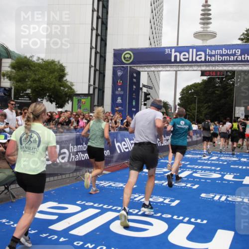 29.06.2025 - hella hamburg halbmarathon Michael Strokosch http://msf.ph/oto/8244457 29.06.2025 10:56:29 Ziel 3048, 4029, 5672, 6399, 7742, 8863, 9622, 10665, 11231, 11309, 15300, 15818, 16257, 16375, 17734, 18117, 18495, 18652 meine-sportfotos.de