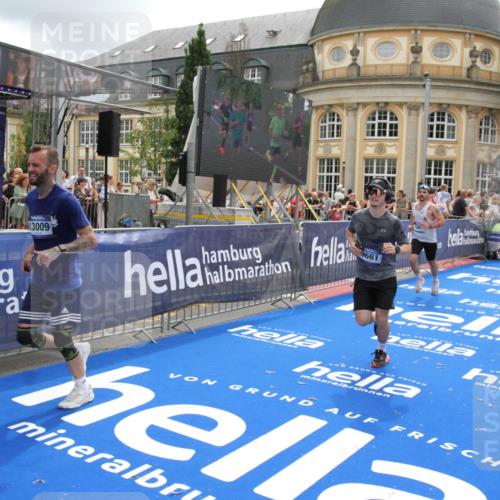 29.06.2025 - hella hamburg halbmarathon Michael Strokosch http://msf.ph/oto/8244486 29.06.2025 10:48:59 Ziel 1381, 1452, 2260, 3213, 3985, 7067, 8889, 9661, 9695, 12421, 12534, 13009, 13183, 13688, 13976, 18873 meine-sportfotos.de