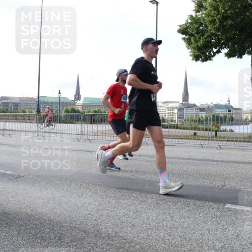 29.06.2025 - hella hamburg halbmarathon Lena Gebhardt http://msf.ph/oto/8244496 29.06.2025 09:56:30 Lombardsbrücke 1061, 1452, 1460, 1496, 1499, 1502, 1507, 1592, 1628, 1833, 1877, 2013, 2058, 2082, 2083, 2208, 2260, 2378, 2504, 2771, 2953, 2996, 3060, 3256, 3296, 3310, 3652, 4065, 4077, 4377, 4404, 4635, 4711, 4833, 5169, 5482, 5600, 5607, 5839, 5978, 6115, 6134, 6168, 6286, 6511, 6512, 6561, 6562, 7178, 7332, 7383, 7475, 7583, 7943, 8261, 8335, 8361, 8514, 8587, 8618, 8863, 8921, 8968, 8989, 8996, 9246, 9537, 9597, 9638, 10596 meine-sportfotos.de
