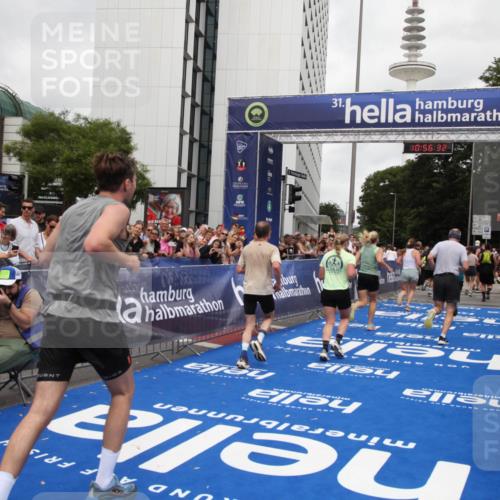 29.06.2025 - hella hamburg halbmarathon Michael Strokosch http://msf.ph/oto/8244522 29.06.2025 10:56:31 Ziel 1583, 3048, 4029, 5672, 6399, 7742, 8863, 9622, 10665, 11231, 15407, 15818, 16257, 16261, 17268, 17734, 18746, 18835 meine-sportfotos.de