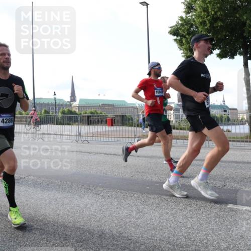 29.06.2025 - hella hamburg halbmarathon Lena Gebhardt http://msf.ph/oto/8244585 29.06.2025 09:56:30 Lombardsbrücke 1061, 1452, 1460, 1496, 1499, 1502, 1507, 1592, 1628, 1833, 1877, 2013, 2058, 2082, 2083, 2208, 2260, 2378, 2504, 2771, 2953, 2996, 3060, 3256, 3296, 3310, 3652, 4065, 4077, 4377, 4404, 4635, 4711, 4833, 5169, 5482, 5600, 5607, 5839, 5978, 6115, 6134, 6168, 6286, 6511, 6512, 6561, 6562, 7178, 7332, 7383, 7475, 7583, 7943, 8261, 8335, 8361, 8514, 8587, 8618, 8863, 8921, 8968, 8989, 8996, 9246, 9537, 9597, 9638, 10596 meine-sportfotos.de