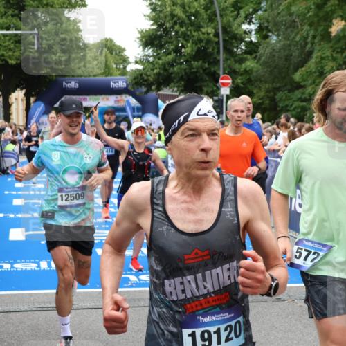29.06.2025 - hella hamburg halbmarathon Zöllner http://msf.ph/oto/8244592 29.06.2025 10:56:44 Ziel 4152, 6416, 6759, 7037, 7646, 8311, 8744, 8996, 9488, 11083, 11870, 12509, 14369, 15134, 15145, 15431, 15712, 16043, 16121, 17259, 18340, 18634, 18899 meine-sportfotos.de