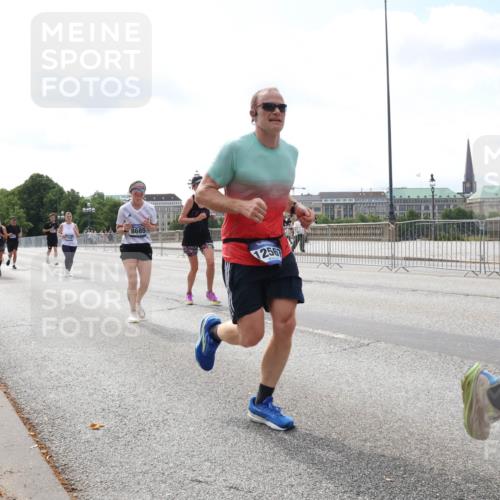 29.06.2025 - hella hamburg halbmarathon Lena Gebhardt http://msf.ph/oto/8244593 29.06.2025 10:09:55 Lombardsbrücke 1052, 1456, 1483, 1513, 1548, 1823, 3921, 4592, 5511, 7058, 7081, 7333, 7636, 8090, 8685, 8890, 9150, 9297, 9306, 9366, 9434, 9674, 9781, 9988, 10036, 10943, 11027, 12255, 12509, 12567, 13739, 15697, 16191, 16445, 16455, 16688, 16918, 17148, 17630, 17899, 18076, 18196, 18440, 18707, 19242 meine-sportfotos.de