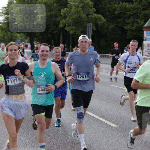 29.06.2025 - hella hamburg halbmarathon Jannik Wohlers http://msf.ph/oto/8244609 29.06.2025 09:55:15 Lombardsbrücke 1120, 1151, 1461, 1630, 1884, 1976, 2284, 2706, 2708, 2718, 2884, 3087, 3213, 3399, 3654, 3692, 3945, 3985, 4088, 4324, 4345, 4601, 4847, 4890, 4938, 5421, 5459, 5915, 6009, 6054, 6421, 6481, 6532, 6691, 6994, 7269, 7367, 8205, 8216, 8234, 8302, 8577, 8856, 8927, 8977, 9386, 9491, 9786, 9934, 10115, 10811, 10988, 11309, 11356, 11733, 11819, 11977, 12149, 12379, 12450, 12519, 13032, 13073, 13799, 13807, 13894, 13996 meine-sportfotos.de
