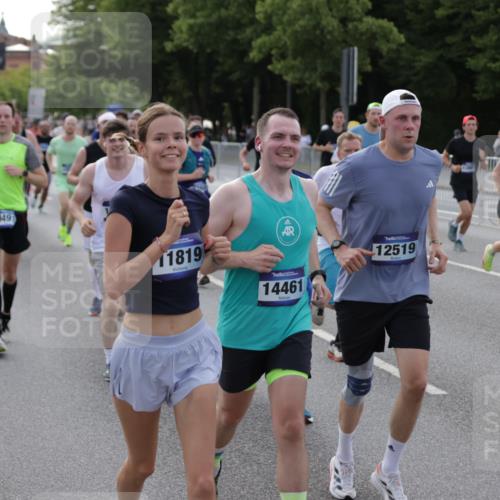 29.06.2025 - hella hamburg halbmarathon Jannik Wohlers http://msf.ph/oto/8244616 29.06.2025 09:55:15 Lombardsbrücke 1120, 1151, 1461, 1630, 1884, 1976, 2284, 2706, 2708, 2718, 2884, 3087, 3213, 3399, 3654, 3692, 3945, 3985, 4088, 4324, 4345, 4601, 4847, 4890, 4938, 5421, 5459, 5915, 6009, 6054, 6421, 6481, 6532, 6691, 6994, 7269, 7367, 8205, 8216, 8234, 8302, 8577, 8856, 8927, 8977, 9386, 9491, 9786, 9934, 10115, 10811, 10988, 11309, 11356, 11733, 11819, 11977, 12149, 12379, 12450, 12519, 13032, 13073, 13799, 13807, 13894, 13996 meine-sportfotos.de