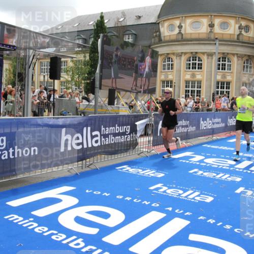 29.06.2025 - hella hamburg halbmarathon Michael Strokosch http://msf.ph/oto/8244651 29.06.2025 10:49:02 Ziel 1381, 1452, 2260, 3213, 3985, 7067, 7297, 8302, 8821, 8889, 9661, 9695, 12534, 13183, 13688, 13976, 17632 meine-sportfotos.de