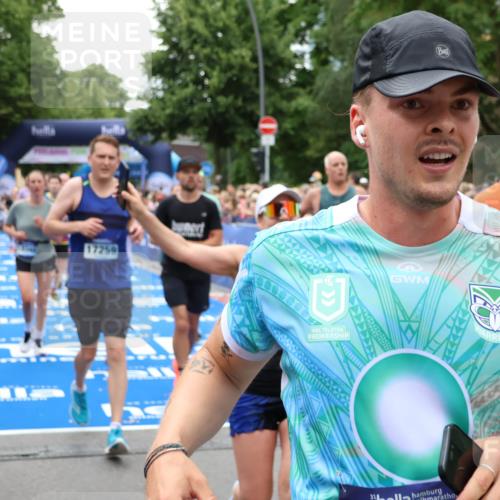 29.06.2025 - hella hamburg halbmarathon Zöllner http://msf.ph/oto/8244692 29.06.2025 10:56:45 Ziel 4152, 6416, 6759, 7037, 7646, 8311, 8744, 8825, 8996, 9488, 11083, 11870, 14369, 14461, 15134, 15145, 15431, 15712, 16043, 16121, 17259, 18340, 18634, 18899 meine-sportfotos.de