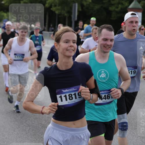 29.06.2025 - hella hamburg halbmarathon Jannik Wohlers http://msf.ph/oto/8244698 29.06.2025 09:55:16 Lombardsbrücke 1120, 1143, 1151, 1461, 1630, 1884, 1976, 2284, 2706, 2708, 2718, 2884, 3087, 3213, 3399, 3654, 3692, 3945, 3985, 4088, 4324, 4345, 4601, 4847, 4890, 4938, 5421, 5459, 5915, 6009, 6054, 6421, 6481, 6532, 6691, 6994, 7269, 7367, 8216, 8234, 8302, 8390, 8577, 8856, 8927, 8977, 9386, 9491, 9786, 9934, 10115, 10811, 10988, 11309, 11356, 11733, 11819, 11977, 12149, 12379, 12450, 12519, 13032, 13073, 13799, 13807, 13894, 13996 meine-sportfotos.de
