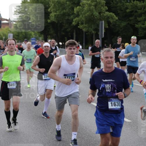 29.06.2025 - hella hamburg halbmarathon Jannik Wohlers http://msf.ph/oto/8244716 29.06.2025 09:55:16 Lombardsbrücke 1120, 1143, 1151, 1461, 1630, 1884, 1976, 2284, 2706, 2708, 2718, 2884, 3087, 3213, 3399, 3654, 3692, 3945, 3985, 4088, 4324, 4345, 4601, 4847, 4890, 4938, 5421, 5459, 5915, 6009, 6054, 6421, 6481, 6532, 6691, 6994, 7269, 7367, 8216, 8234, 8302, 8390, 8577, 8856, 8927, 8977, 9386, 9491, 9786, 9934, 10115, 10811, 10988, 11309, 11356, 11733, 11819, 11977, 12149, 12379, 12450, 12519, 13032, 13073, 13799, 13807, 13894, 13996 meine-sportfotos.de