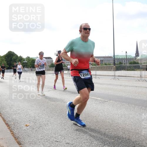 29.06.2025 - hella hamburg halbmarathon Lena Gebhardt http://msf.ph/oto/8244727 29.06.2025 10:09:55 Lombardsbrücke 1052, 1456, 1483, 1513, 1548, 1823, 3921, 4592, 5511, 7058, 7081, 7333, 7636, 8090, 8685, 8890, 9150, 9297, 9306, 9366, 9434, 9674, 9781, 9988, 10036, 10943, 11027, 12255, 12509, 12567, 13739, 15697, 16191, 16445, 16455, 16688, 16918, 17148, 17630, 17899, 18076, 18196, 18440, 18707, 19242 meine-sportfotos.de