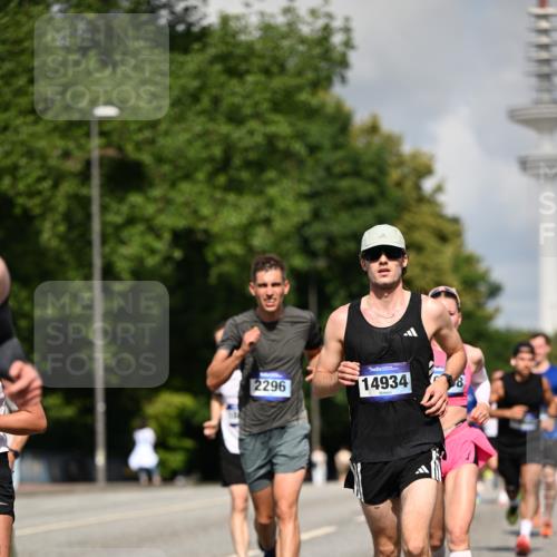 29.06.2025 - hella hamburg halbmarathon Dr. Thomas Lammeyer http://msf.ph/oto/8244750 29.06.2025 09:51:19 Kennedybrücke 1164, 1562, 1644, 1743, 2196, 2296, 3783, 4602, 5091, 5092, 5923, 6684, 6990, 8362, 8901, 9178, 9944, 10384, 10900, 10968, 11202, 11227 meine-sportfotos.de