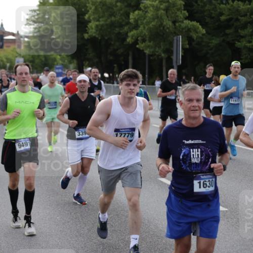 29.06.2025 - hella hamburg halbmarathon Jannik Wohlers http://msf.ph/oto/8244752 29.06.2025 09:55:16 Lombardsbrücke 1120, 1143, 1151, 1461, 1630, 1884, 1976, 2284, 2706, 2708, 2718, 2884, 3087, 3213, 3399, 3654, 3692, 3945, 3985, 4088, 4324, 4345, 4601, 4847, 4890, 4938, 5421, 5459, 5915, 6009, 6054, 6421, 6481, 6532, 6691, 6994, 7269, 7367, 8216, 8234, 8302, 8390, 8577, 8856, 8927, 8977, 9386, 9491, 9786, 9934, 10115, 10811, 10988, 11309, 11356, 11733, 11819, 11977, 12149, 12379, 12450, 12519, 13032, 13073, 13799, 13807, 13894, 13996 meine-sportfotos.de