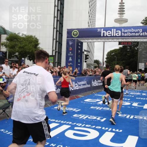 29.06.2025 - hella hamburg halbmarathon Michael Strokosch http://msf.ph/oto/8244774 29.06.2025 10:56:34 Ziel 1583, 3413, 5744, 6399, 7742, 8542, 8652, 8863, 9562, 10093, 10665, 15407, 15818, 16257, 16261, 17268, 17734, 18746, 18835 meine-sportfotos.de
