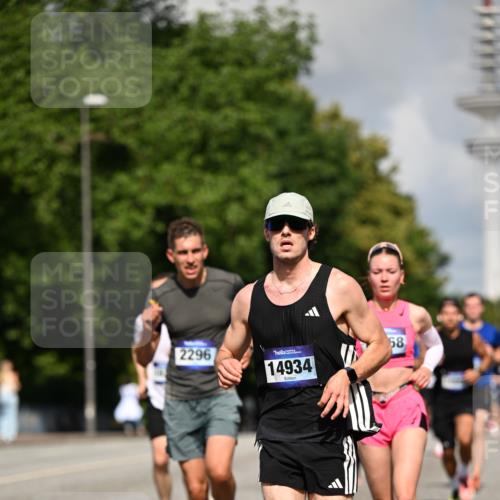 29.06.2025 - hella hamburg halbmarathon Dr. Thomas Lammeyer http://msf.ph/oto/8244783 29.06.2025 09:51:20 Kennedybrücke 1164, 1385, 1562, 1644, 1743, 2196, 2296, 4602, 5091, 5092, 5923, 6684, 6990, 8362, 8901, 9178, 9944, 10384, 10900, 10968, 11202, 11227 meine-sportfotos.de