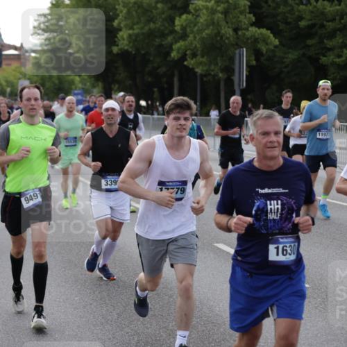 29.06.2025 - hella hamburg halbmarathon Jannik Wohlers http://msf.ph/oto/8244789 29.06.2025 09:55:16 Lombardsbrücke 1120, 1143, 1151, 1461, 1630, 1884, 1976, 2284, 2706, 2708, 2718, 2884, 3087, 3213, 3399, 3654, 3692, 3945, 3985, 4088, 4324, 4345, 4601, 4847, 4890, 4938, 5421, 5459, 5915, 6009, 6054, 6421, 6481, 6532, 6691, 6994, 7269, 7367, 8216, 8234, 8302, 8390, 8577, 8856, 8927, 8977, 9386, 9491, 9786, 9934, 10115, 10811, 10988, 11309, 11356, 11733, 11819, 11977, 12149, 12379, 12450, 12519, 13032, 13073, 13799, 13807, 13894, 13996 meine-sportfotos.de