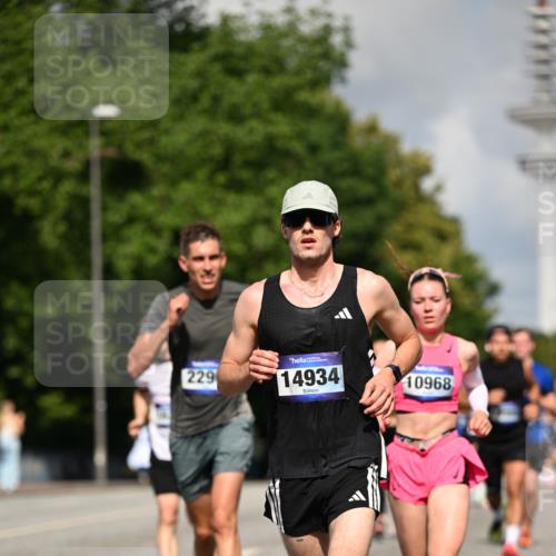 29.06.2025 - hella hamburg halbmarathon Dr. Thomas Lammeyer http://msf.ph/oto/8244795 29.06.2025 09:51:20 Kennedybrücke 1164, 1385, 1562, 1644, 1743, 2196, 2296, 4602, 5091, 5092, 5923, 6684, 6990, 8362, 8901, 9178, 9944, 10384, 10900, 10968, 11202, 11227 meine-sportfotos.de