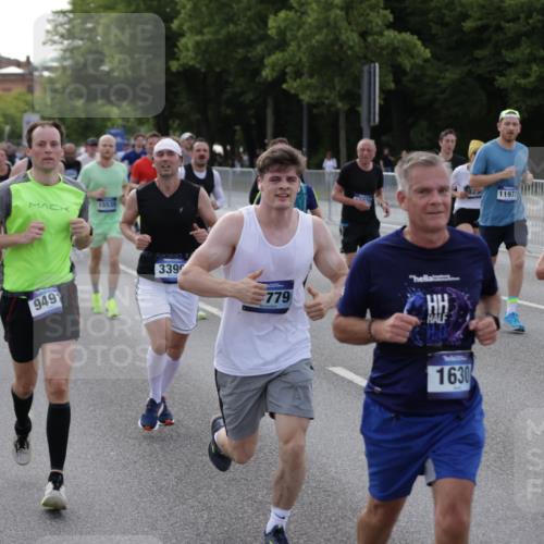 29.06.2025 - hella hamburg halbmarathon Jannik Wohlers http://msf.ph/oto/8244818 29.06.2025 09:55:17 Lombardsbrücke 1120, 1143, 1151, 1461, 1630, 1976, 2284, 2706, 2708, 2718, 2884, 3087, 3213, 3399, 3654, 3692, 3945, 3985, 4033, 4088, 4127, 4324, 4345, 4601, 4847, 4890, 4938, 5421, 5459, 5915, 6009, 6054, 6421, 6481, 6532, 6691, 6994, 7269, 7367, 8216, 8234, 8302, 8390, 8577, 8856, 8927, 8977, 9386, 9491, 9786, 9934, 10115, 10811, 10988, 11309, 11356, 11733, 11819, 11977, 12149, 12277, 12379, 12450, 12519, 13032, 13073, 13799, 13807, 13894, 13996 meine-sportfotos.de