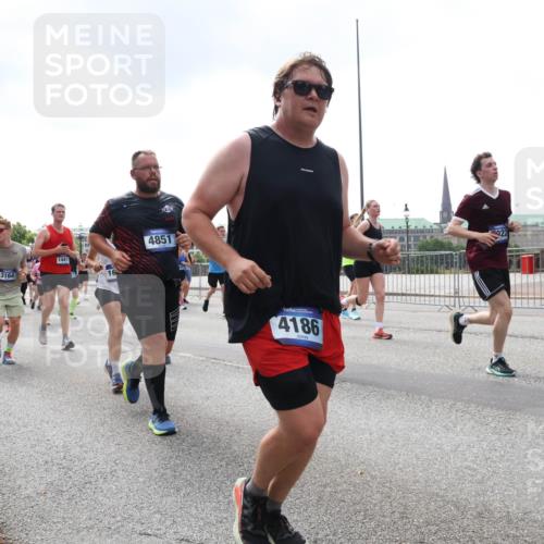 29.06.2025 - hella hamburg halbmarathon Lena Gebhardt http://msf.ph/oto/8244847 29.06.2025 10:45:27 Lombardsbrücke 1024, 1033, 1060, 1085, 1685, 1713, 1798, 2007, 2008, 2216, 2217, 2550, 2657, 2664, 2779, 2973, 3160, 3164, 3357, 3377, 3879, 3993, 4099, 4102, 4186, 4224, 4306, 4337, 4388, 4504, 4820, 4851, 5044, 5099, 5108, 5190, 5339, 5636, 5949, 6150, 6509, 6763, 6788, 6911, 6922, 6980, 7283, 7530, 7541, 7699, 7859, 7912, 8594, 8605, 8745, 8762, 8907, 9620, 10030, 10182, 10225, 10562, 10566, 11314, 12198, 12332, 12334, 12394 meine-sportfotos.de