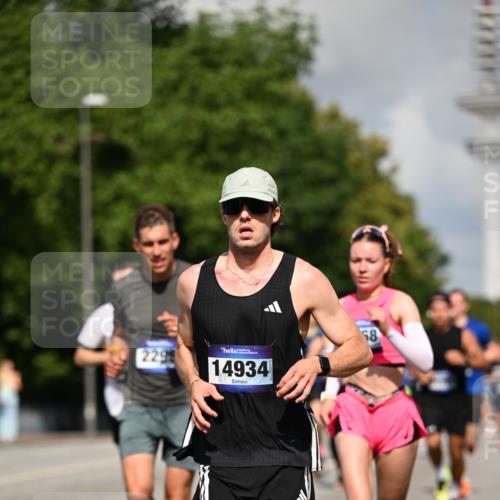 29.06.2025 - hella hamburg halbmarathon Dr. Thomas Lammeyer http://msf.ph/oto/8244856 29.06.2025 09:51:20 Kennedybrücke 1164, 1385, 1562, 1644, 1743, 2196, 2296, 4602, 5091, 5092, 5923, 6684, 6990, 8362, 8901, 9178, 9944, 10384, 10900, 10968, 11202, 11227 meine-sportfotos.de