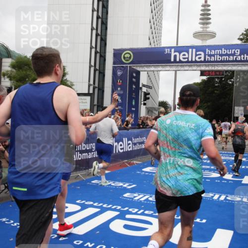 29.06.2025 - hella hamburg halbmarathon Michael Strokosch http://msf.ph/oto/8244895 29.06.2025 10:56:40 Ziel 1583, 2083, 3413, 4152, 5721, 5744, 6416, 6759, 7037, 8311, 8542, 8652, 8744, 9562, 10093, 11083, 12509, 13863, 15145, 17259, 18340, 18746, 18835, 18899, 19120 meine-sportfotos.de
