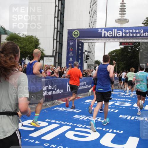 29.06.2025 - hella hamburg halbmarathon Michael Strokosch http://msf.ph/oto/8244922 29.06.2025 10:56:41 Ziel 2083, 3413, 4152, 5721, 5744, 6416, 6759, 7037, 7646, 8311, 8542, 8652, 8744, 9488, 9562, 10093, 11083, 11870, 12509, 13863, 15145, 17259, 18340, 18899, 19120 meine-sportfotos.de