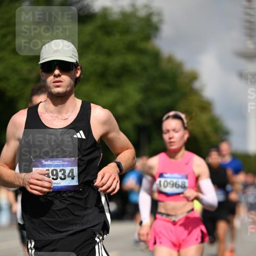 29.06.2025 - hella hamburg halbmarathon Dr. Thomas Lammeyer http://msf.ph/oto/8244943 29.06.2025 09:51:21 Kennedybrücke 1164, 1385, 1562, 1644, 1743, 2196, 2296, 4602, 5091, 5092, 5315, 5923, 6684, 6990, 8362, 8901, 9178, 9944, 10384, 10900, 10968, 11202, 11227 meine-sportfotos.de