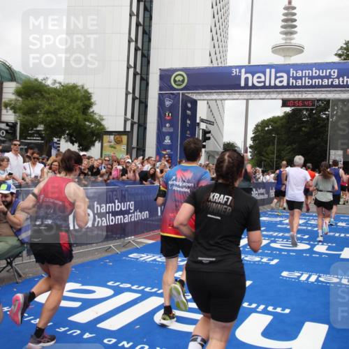 29.06.2025 - hella hamburg halbmarathon Michael Strokosch http://msf.ph/oto/8244946 29.06.2025 10:56:44 Ziel 2083, 4152, 5721, 6416, 6759, 7037, 7646, 8311, 8744, 8996, 9488, 11083, 11870, 12509, 13863, 14369, 15134, 15145, 15712, 16043, 16121, 17259, 18340, 18634, 18899, 19120 meine-sportfotos.de