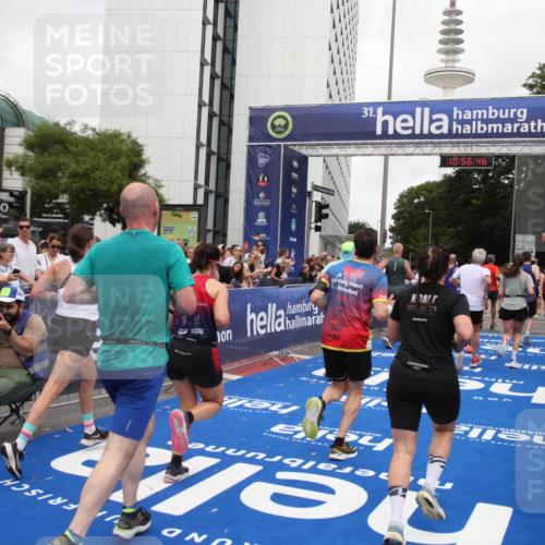 29.06.2025 - hella hamburg halbmarathon Michael Strokosch http://msf.ph/oto/8244955 29.06.2025 10:56:45 Ziel 4152, 6416, 6759, 7037, 7646, 8311, 8744, 8996, 9488, 11083, 11870, 12509, 14369, 15134, 15145, 15431, 15712, 16043, 16121, 17259, 18340, 18634, 18899 meine-sportfotos.de