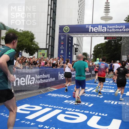29.06.2025 - hella hamburg halbmarathon Michael Strokosch http://msf.ph/oto/8244988 29.06.2025 10:56:45 Ziel 4152, 6416, 6759, 7037, 7646, 8311, 8744, 8996, 9488, 11083, 11870, 12509, 14369, 15134, 15145, 15431, 15712, 16043, 16121, 17259, 18340, 18634, 18899 meine-sportfotos.de