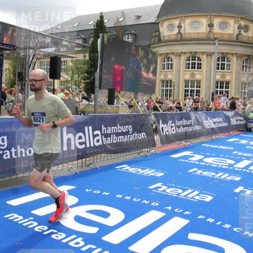 29.06.2025 - hella hamburg halbmarathon Michael Strokosch http://msf.ph/oto/8245023 29.06.2025 10:49:07 Ziel 1381, 1452, 4832, 4847, 4890, 7297, 8302, 8821, 9695, 13614, 13688, 16627, 17173, 17632, 18598 meine-sportfotos.de