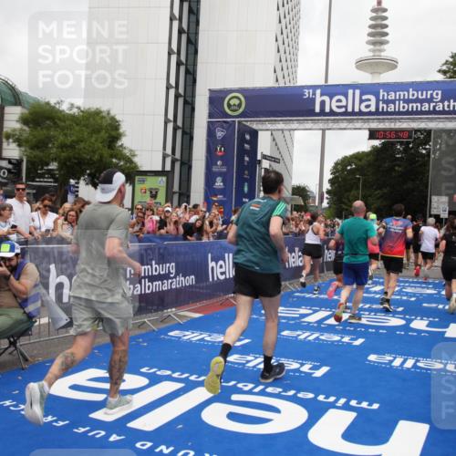 29.06.2025 - hella hamburg halbmarathon Michael Strokosch http://msf.ph/oto/8245027 29.06.2025 10:56:46 Ziel 4152, 6416, 6759, 7037, 7646, 8311, 8744, 8825, 8996, 9488, 11083, 11870, 14369, 14461, 15134, 15145, 15431, 15712, 16043, 16121, 17259, 18340, 18634, 18899 meine-sportfotos.de