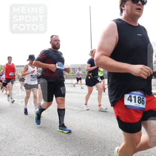 29.06.2025 - hella hamburg halbmarathon Lena Gebhardt http://msf.ph/oto/8245042 29.06.2025 10:45:27 Lombardsbrücke 1024, 1033, 1060, 1085, 1685, 1713, 1798, 2007, 2008, 2216, 2217, 2550, 2657, 2664, 2779, 2973, 3160, 3164, 3357, 3377, 3879, 3993, 4099, 4102, 4186, 4224, 4306, 4337, 4388, 4504, 4820, 4851, 5044, 5099, 5108, 5190, 5339, 5636, 5949, 6150, 6509, 6763, 6788, 6911, 6922, 6980, 7283, 7530, 7541, 7699, 7859, 7912, 8594, 8605, 8745, 8762, 8907, 9620, 10030, 10182, 10225, 10562, 10566, 11314, 12198, 12332, 12334, 12394 meine-sportfotos.de