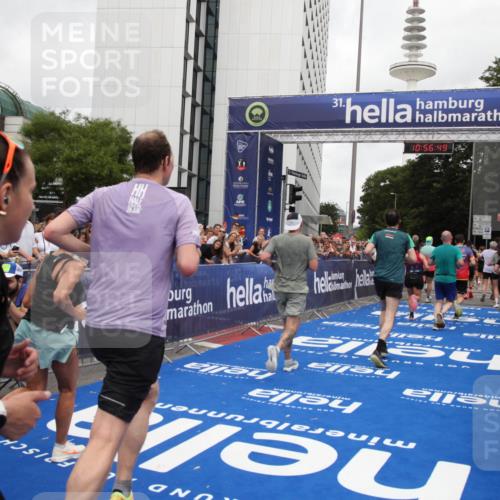 29.06.2025 - hella hamburg halbmarathon Michael Strokosch http://msf.ph/oto/8245075 29.06.2025 10:56:47 Ziel 3836, 4152, 6416, 6759, 7646, 8744, 8825, 8996, 9488, 11083, 11870, 14369, 14461, 15134, 15431, 15712, 16043, 16121, 17133, 17259, 18340, 18634, 18899 meine-sportfotos.de