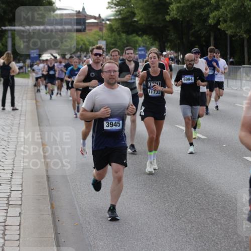 29.06.2025 - hella hamburg halbmarathon Jannik Wohlers http://msf.ph/oto/8245092 29.06.2025 09:55:20 Lombardsbrücke 1120, 1143, 1151, 1267, 1461, 1630, 2284, 2706, 2708, 2718, 2884, 3087, 3213, 3399, 3654, 3692, 3945, 3985, 4033, 4088, 4127, 4324, 4345, 4346, 4601, 4847, 4890, 4938, 5421, 5459, 5915, 6009, 6054, 6421, 6481, 6532, 6691, 6994, 7056, 7269, 7367, 8216, 8234, 8302, 8390, 8577, 8856, 8927, 8977, 9386, 9491, 9786, 9934, 10115, 10603, 10811, 10988, 11309, 11356, 11733, 11819, 11977, 12149, 12277, 12379, 12450, 12519, 13032, 13073, 13799, 13807, 13894, 13996, 14239 meine-sportfotos.de