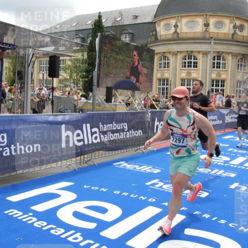 29.06.2025 - hella hamburg halbmarathon Michael Strokosch http://msf.ph/oto/8245123 29.06.2025 10:49:08 Ziel 4832, 4847, 4890, 6389, 7297, 8302, 8821, 9695, 13614, 13688, 16627, 17173, 17632, 18598 meine-sportfotos.de