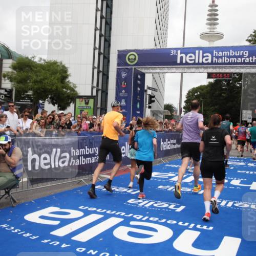 29.06.2025 - hella hamburg halbmarathon Michael Strokosch http://msf.ph/oto/8245128 29.06.2025 10:56:48 Ziel 2378, 3836, 4152, 7646, 8744, 8825, 8996, 9488, 11083, 11870, 14369, 14461, 15134, 15431, 15712, 16043, 16121, 17133, 18340, 18634, 18899 meine-sportfotos.de