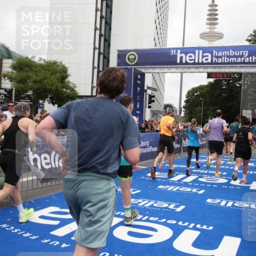 29.06.2025 - hella hamburg halbmarathon Michael Strokosch http://msf.ph/oto/8245169 29.06.2025 10:56:49 Ziel 2378, 3836, 4152, 7646, 8825, 8996, 9488, 11083, 11870, 13816, 14369, 14461, 15134, 15431, 15712, 16008, 16009, 16043, 16121, 17133, 18634 meine-sportfotos.de